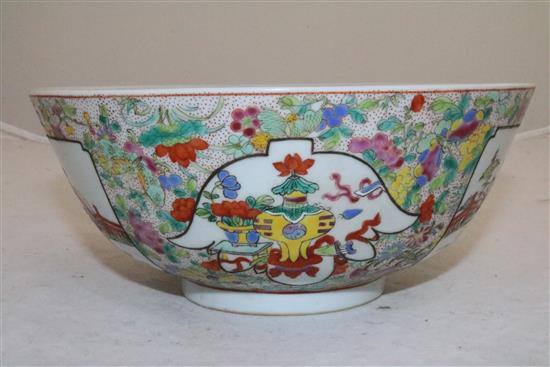 A Chinese famille rose millefleur bowl, late 19th/early 20th century, 20.5cm